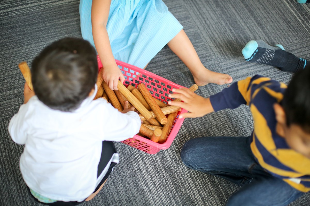 Preschooler plays glockenspiel. What you’ll learn in a music class for preschoolers.